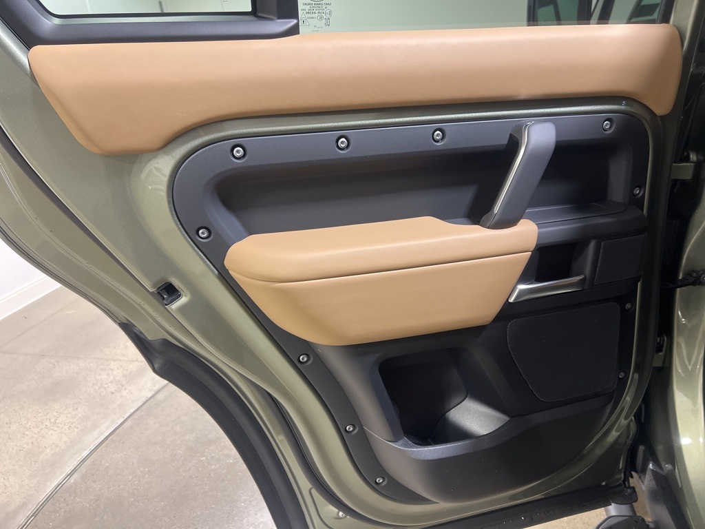 2025 Land Rover Defender 110 X-Dynamic SE photo 18