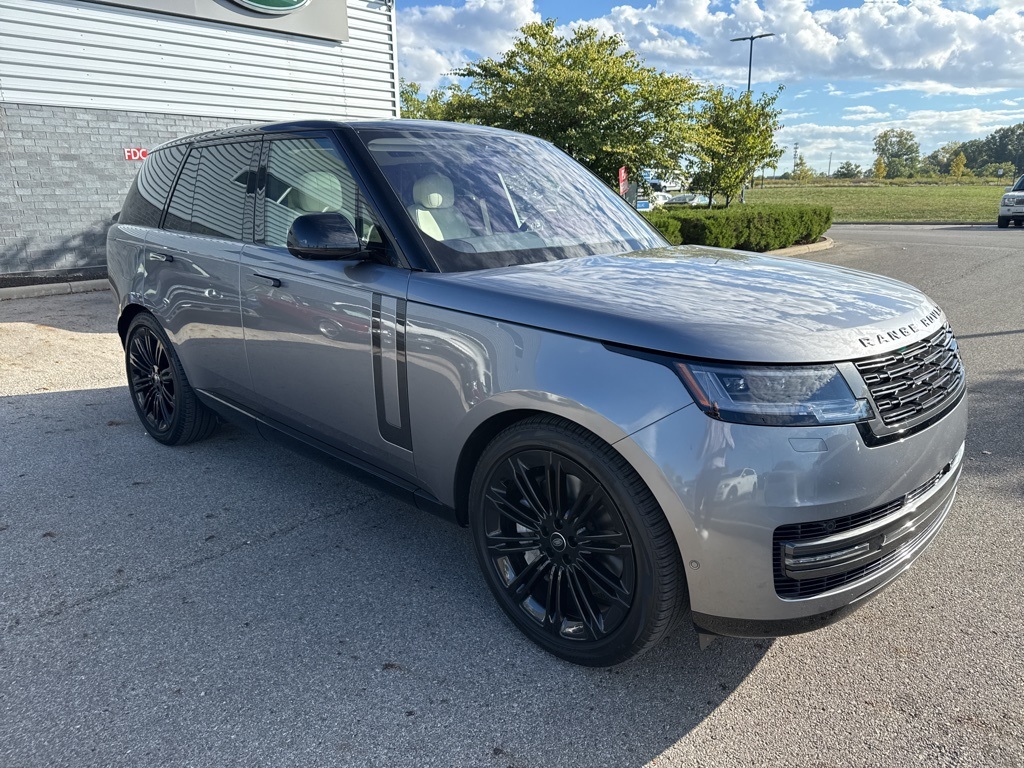 2023 Land Rover Range Rover SE photo 3