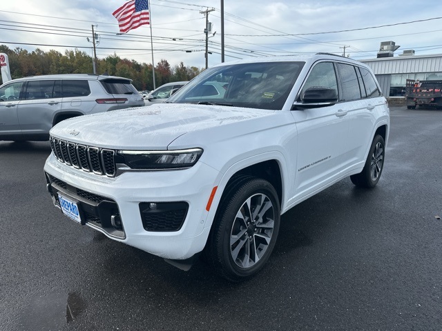 2025 Jeep Grand Cherokee Overland photo 3