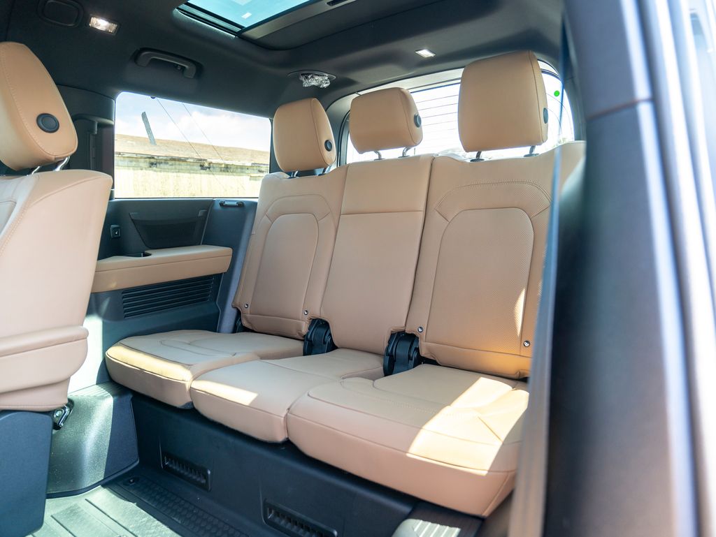 2025 Land Rover Defender 130 S photo 21