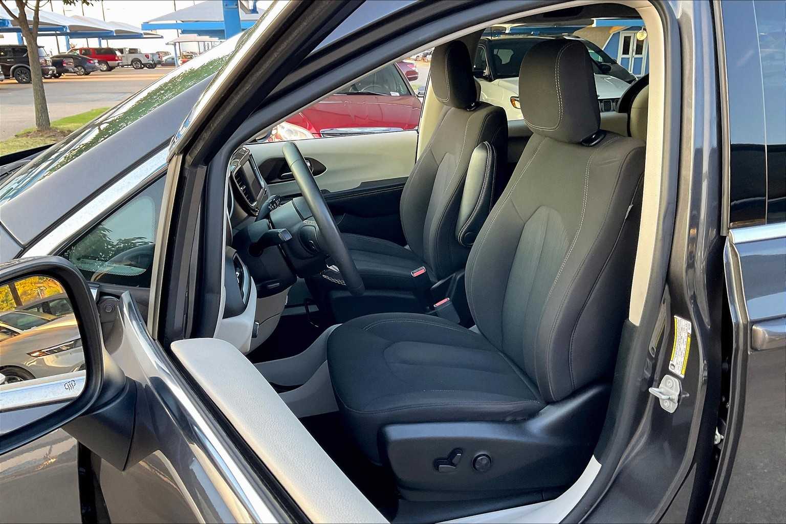2022 Chrysler Voyager LX photo 7