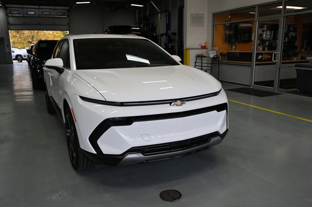 2026 Chevrolet Equinox EV 1LT photo 3