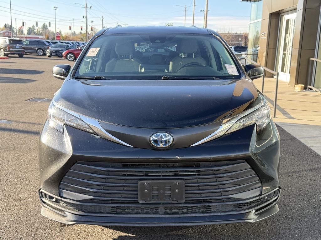 2021 Toyota Sienna LE photo 2