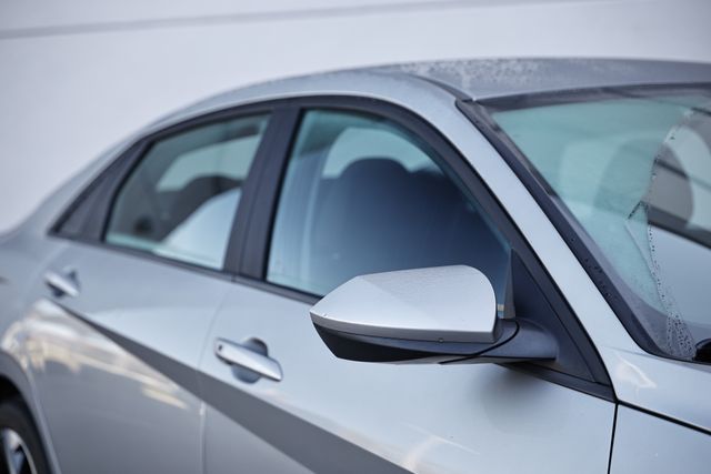 2023 Hyundai Elantra SEL photo 3