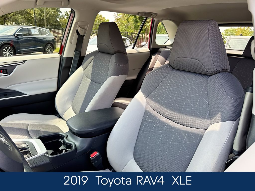 2019 Toyota RAV4 XLE photo 3