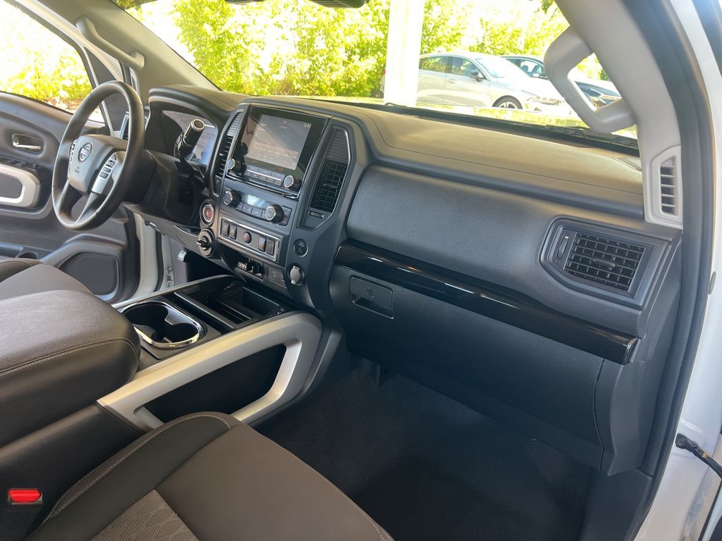 2024 Nissan Titan Crew Cab photo 15
