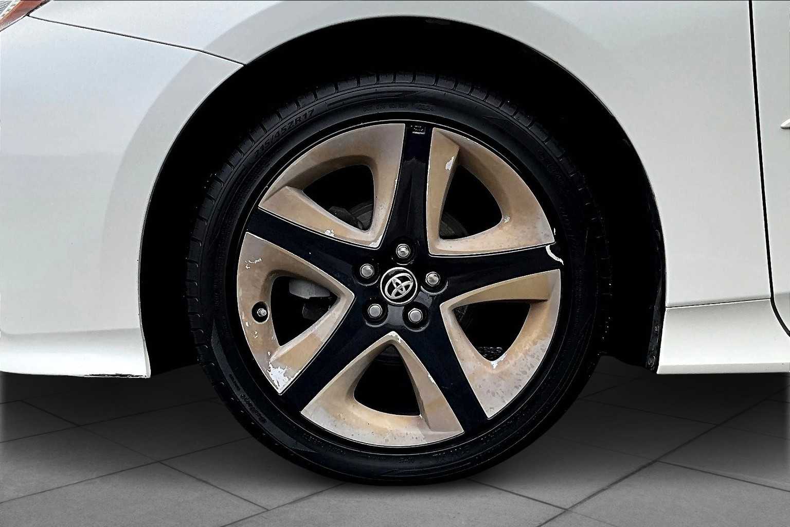 2016 Toyota Prius Three Touring photo 10