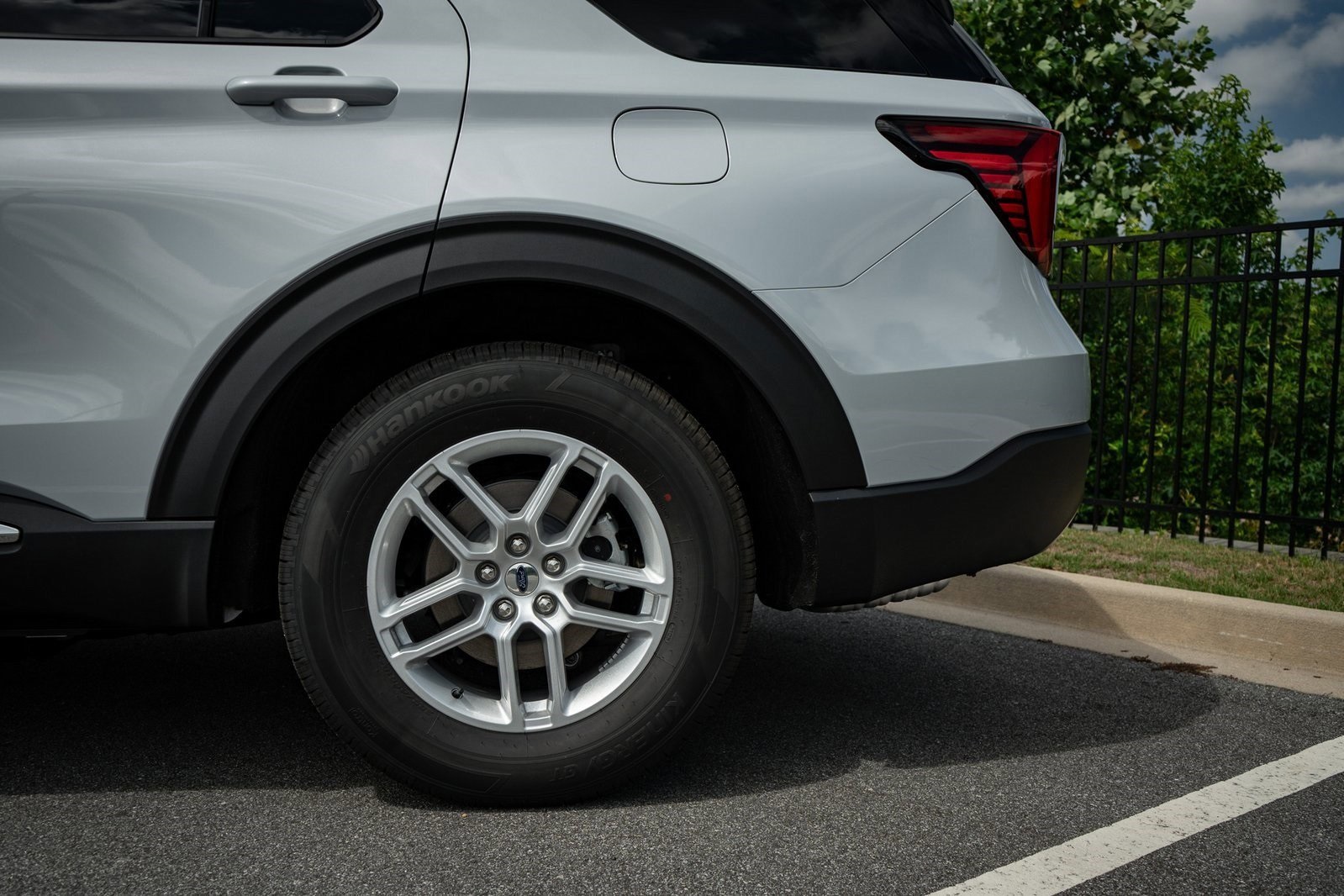 2025 Ford Explorer photo 6