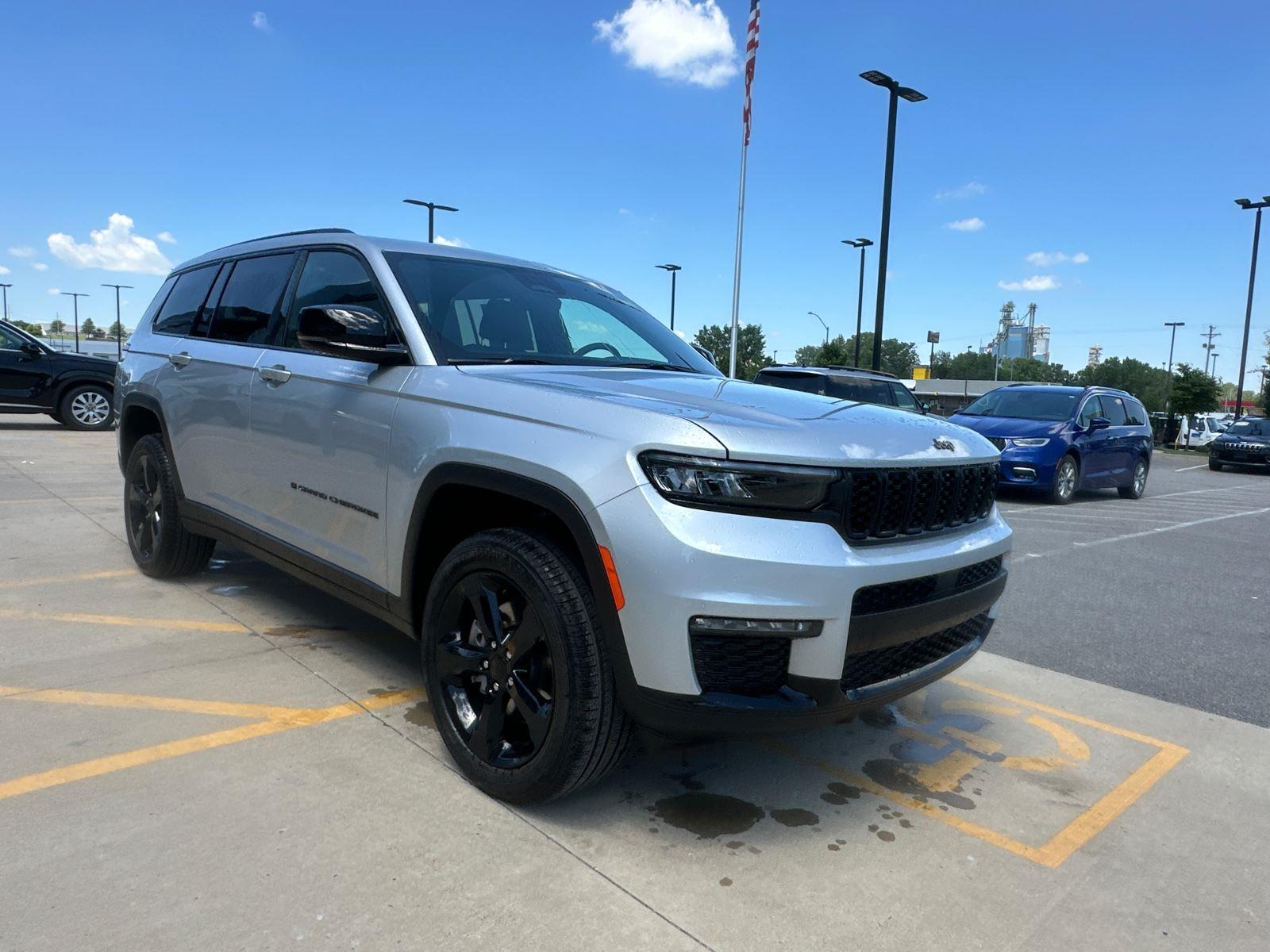 2025 Jeep Grand Cherokee Limited photo 3
