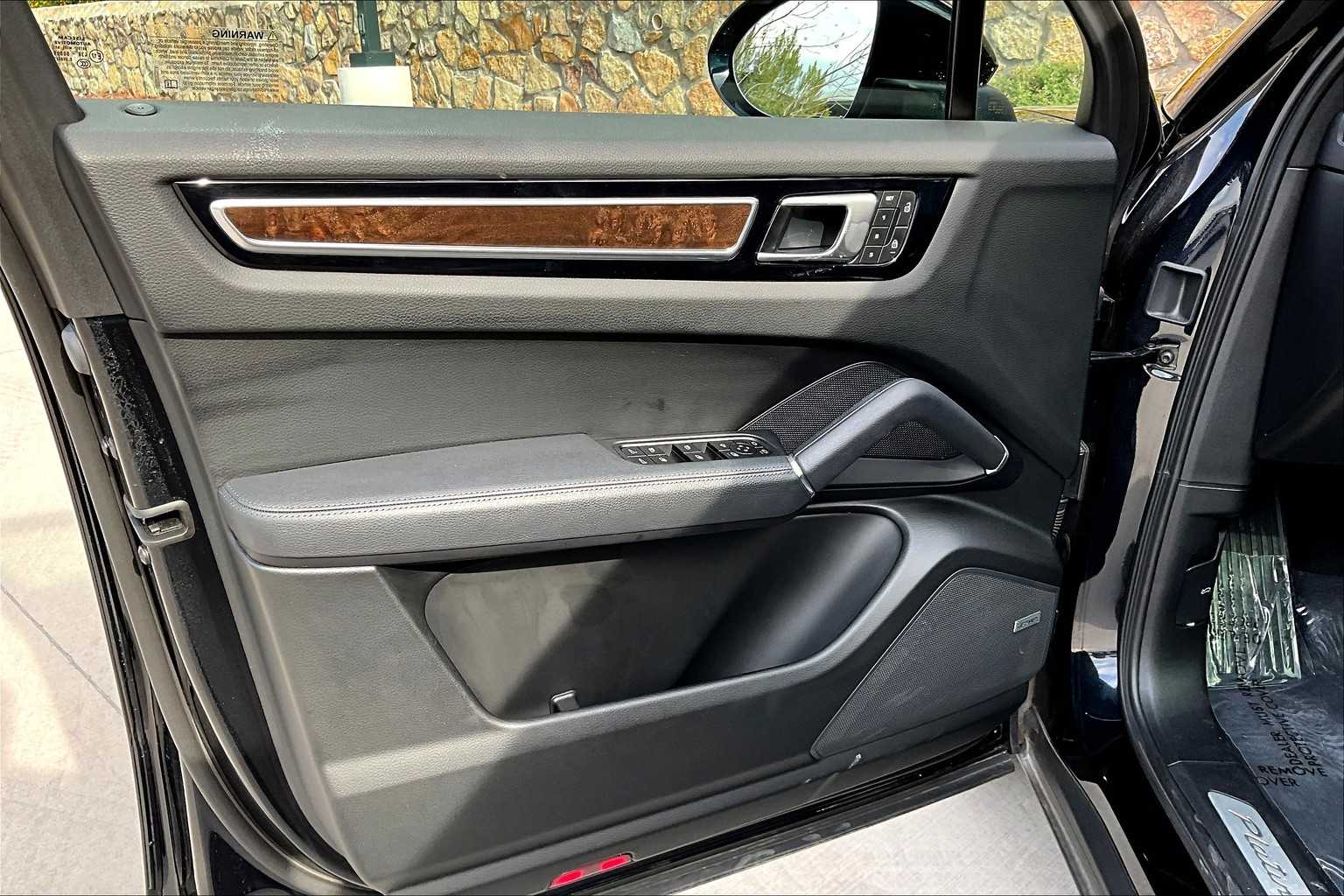 2023 Porsche Cayenne Turbo photo 18