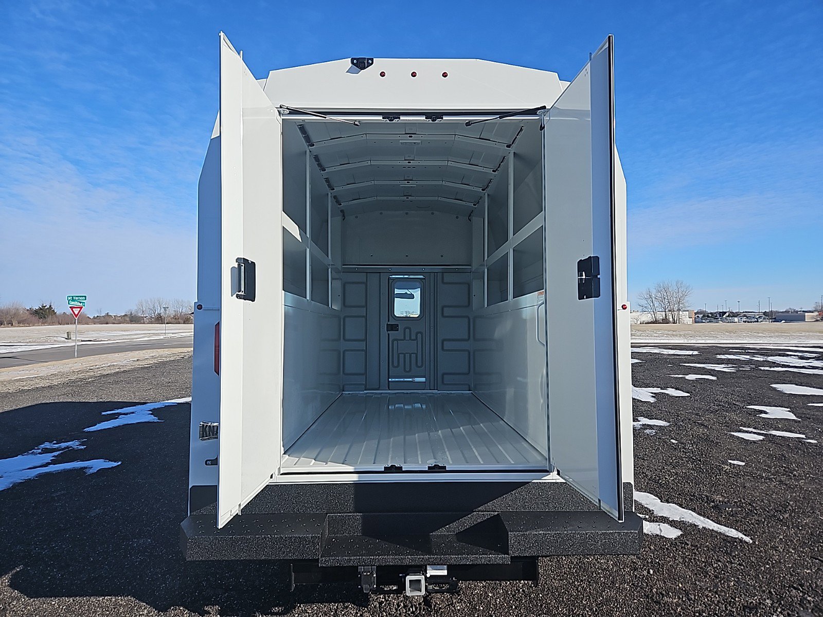 2024 Chevrolet Express Cutaway 3500 photo 3
