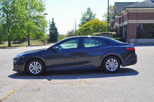 2025 Toyota Camry LE photo 5