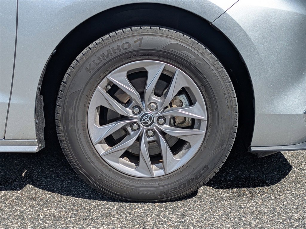 2023 Toyota Sienna XLE photo 11