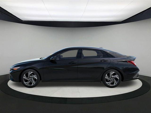2025 Hyundai Elantra SEL Sport photo 3