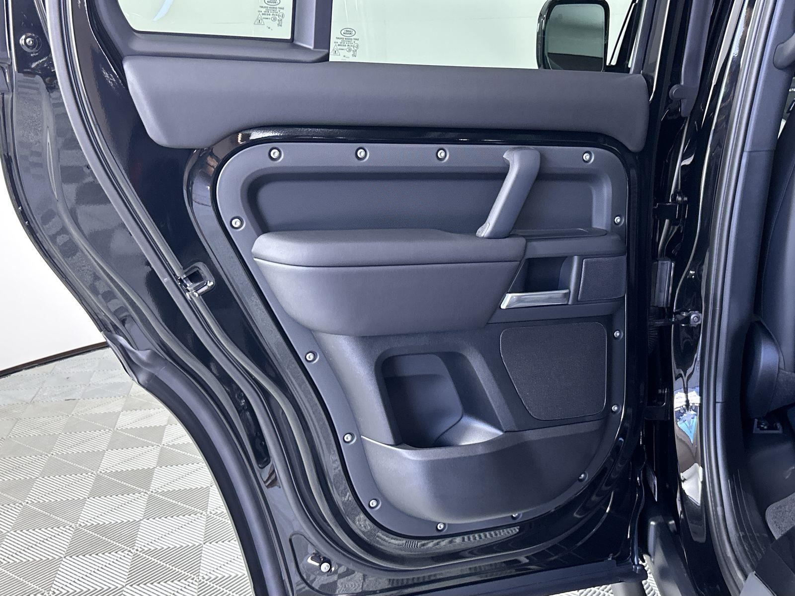 2025 Land Rover Defender 110 S photo 26