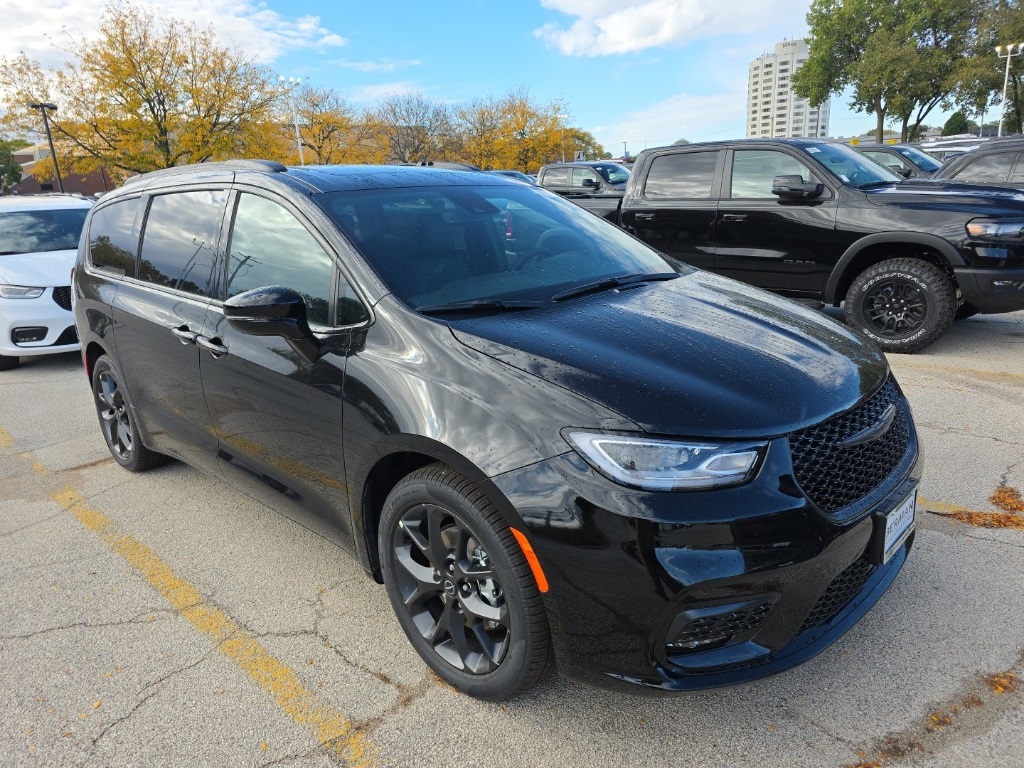 2026 Chrysler Pacifica Select's photo