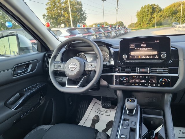 2025 Nissan Pathfinder SV photo 15