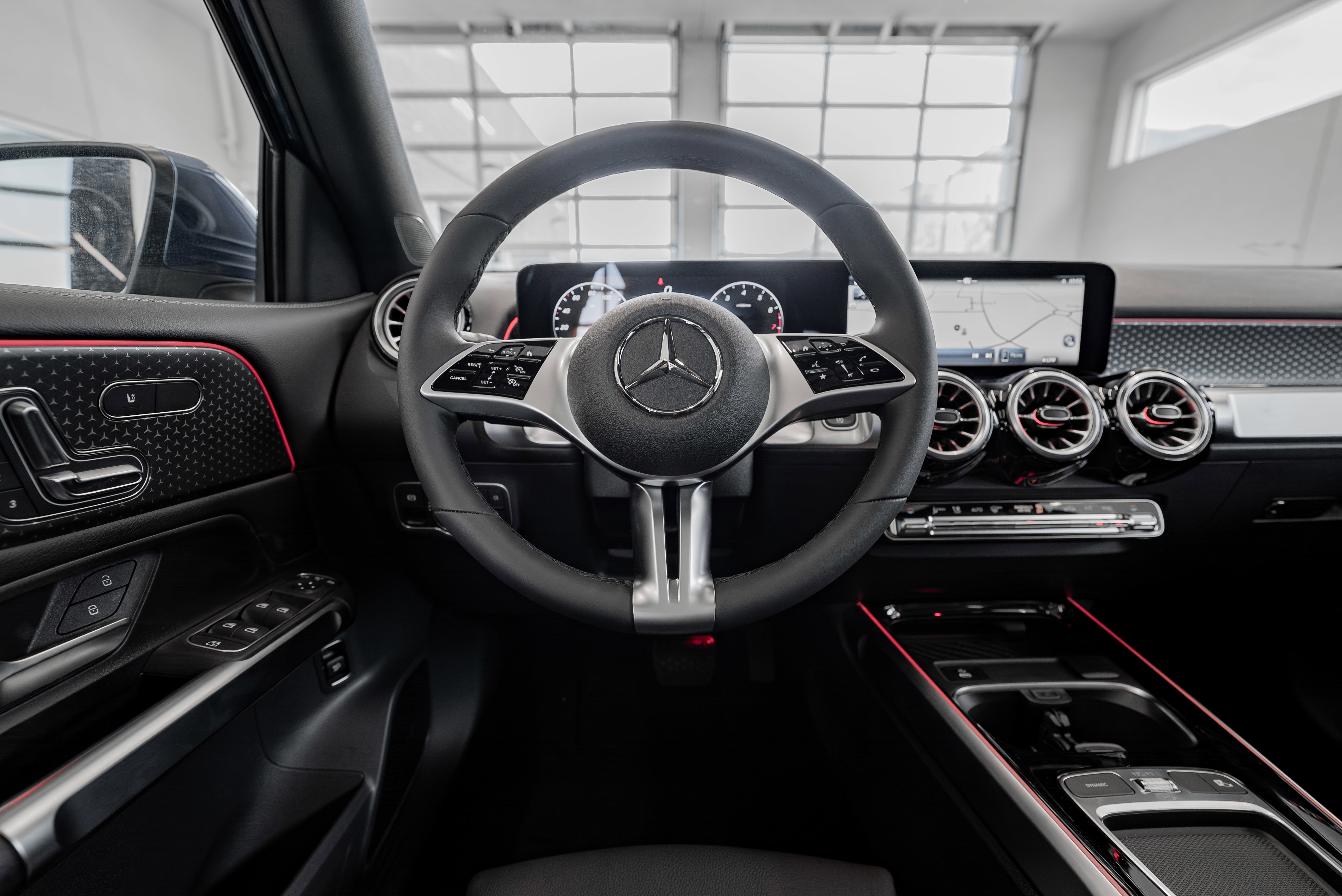 2025 Mercedes Benz GLB 250 photo 3