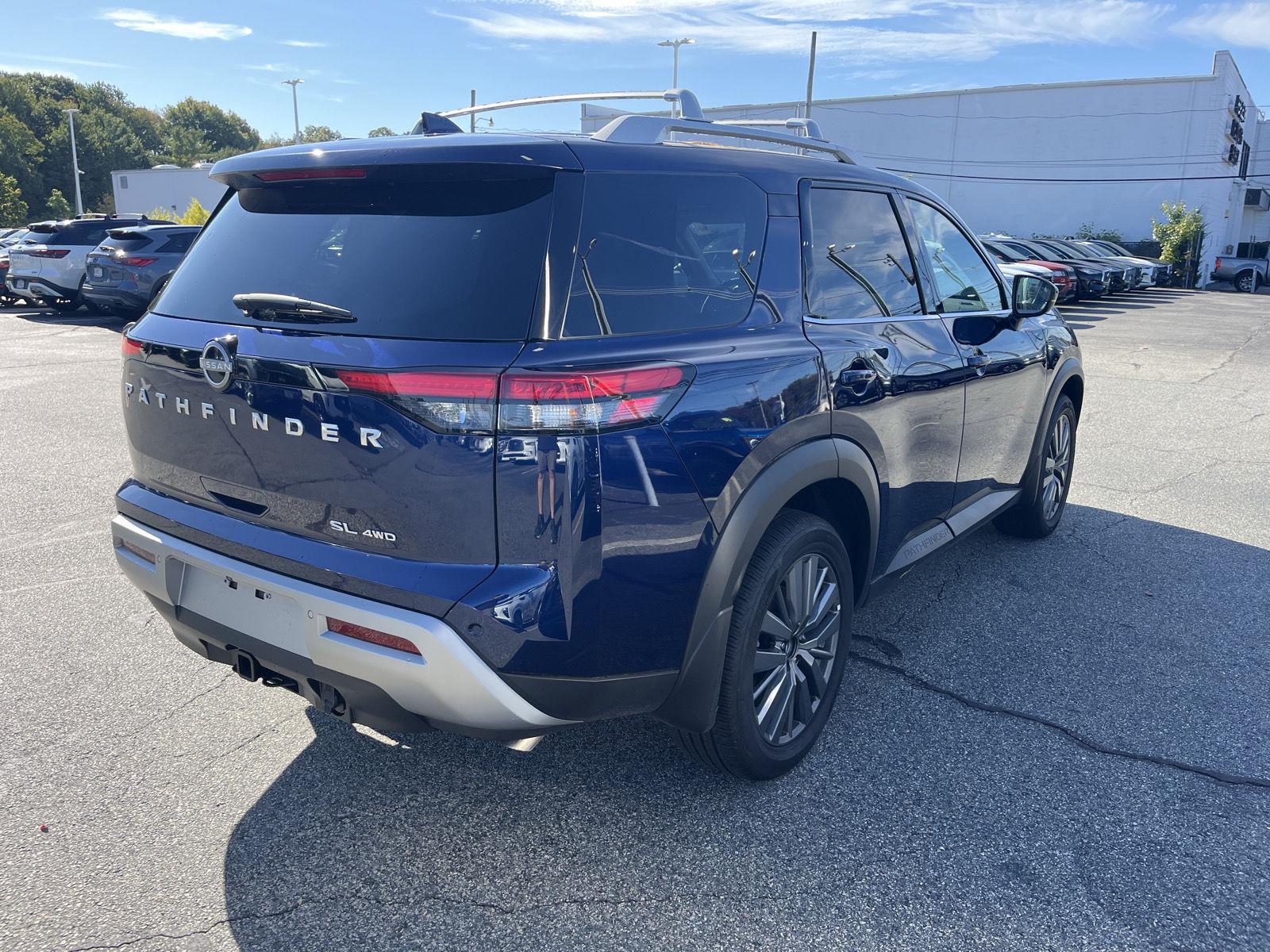 2025 Nissan Pathfinder SL photo 3