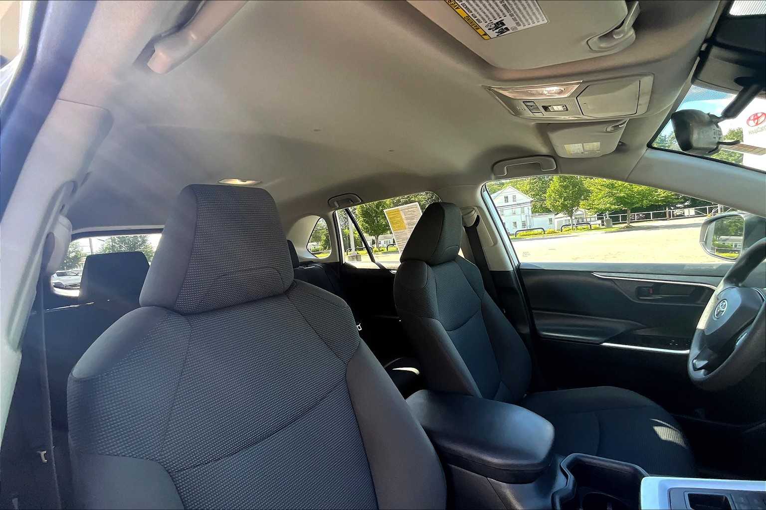 2022 Toyota RAV4 LE photo 22