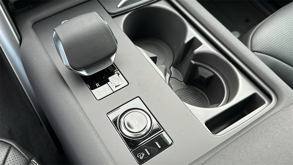 2025 Land Rover Discovery S photo 19