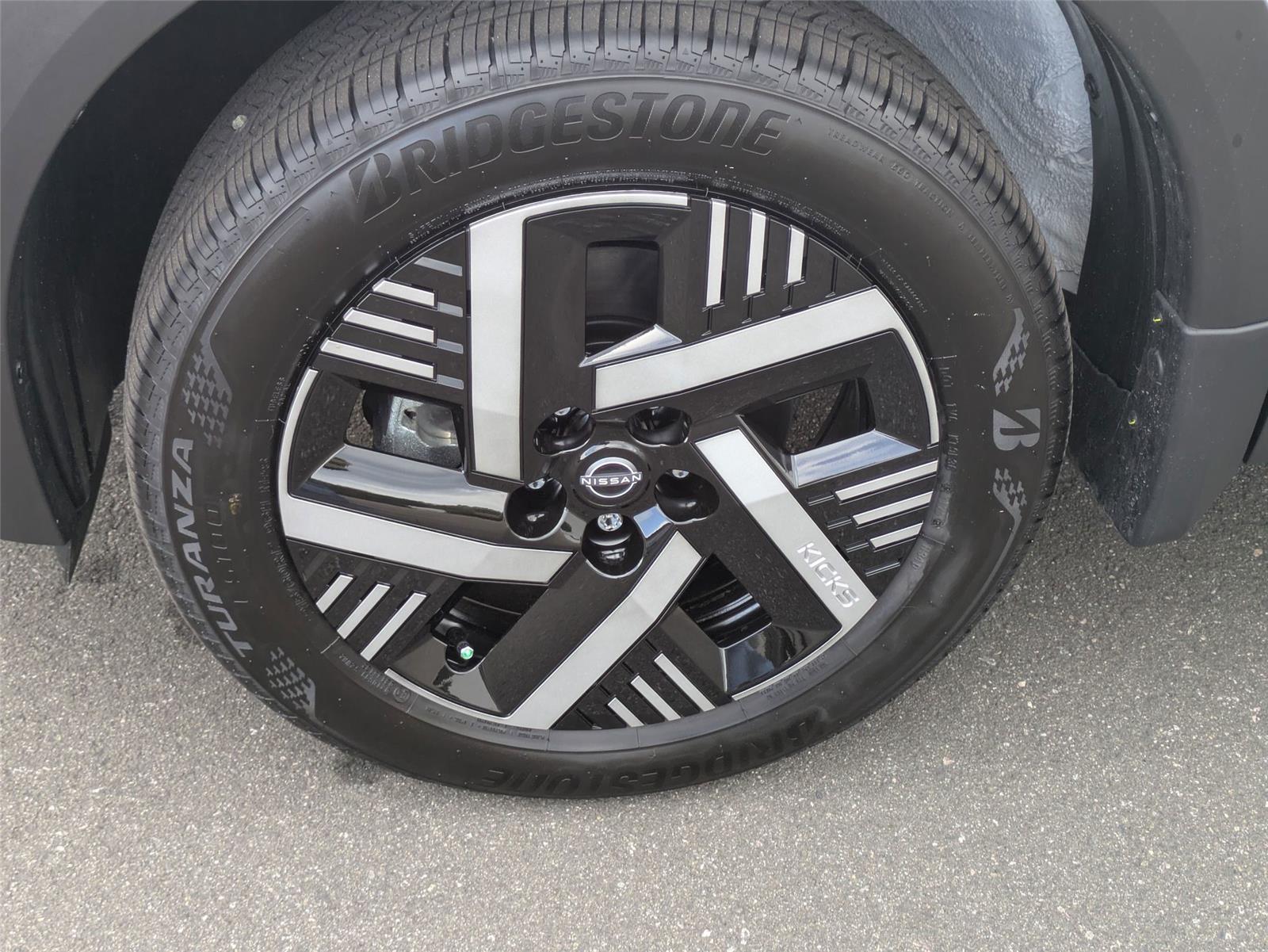 2026 Nissan Kicks SV photo 9