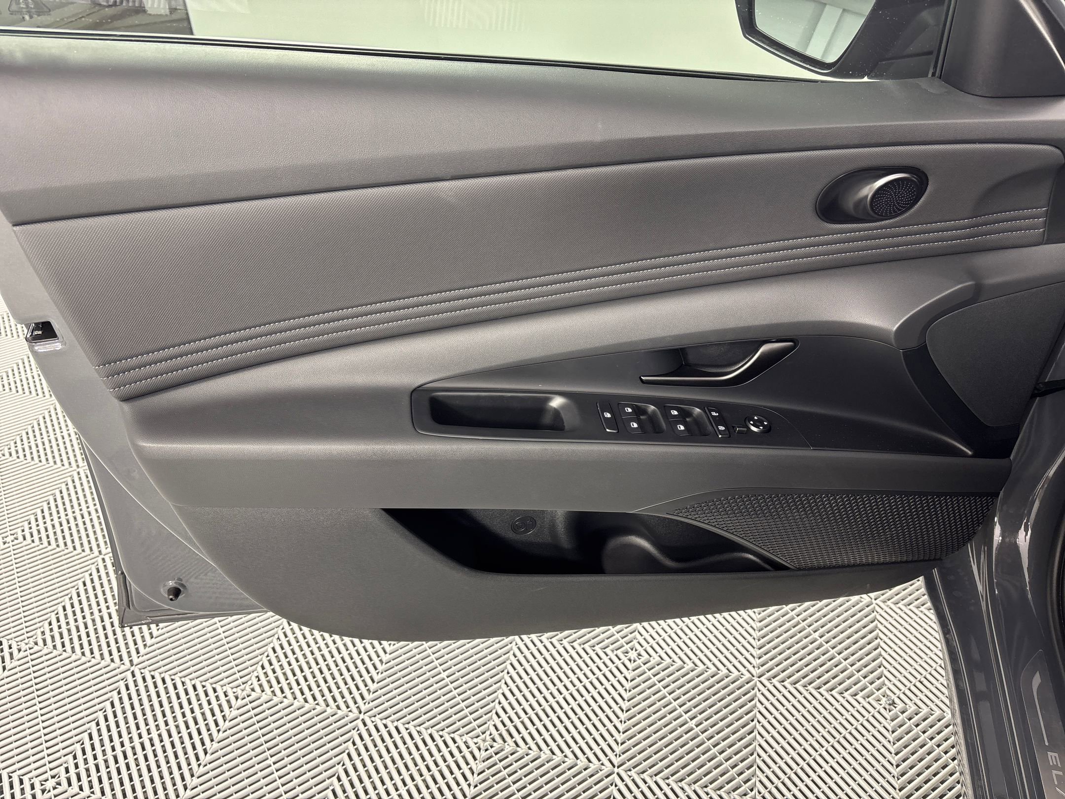 2025 Hyundai Elantra SEL Sport photo 11