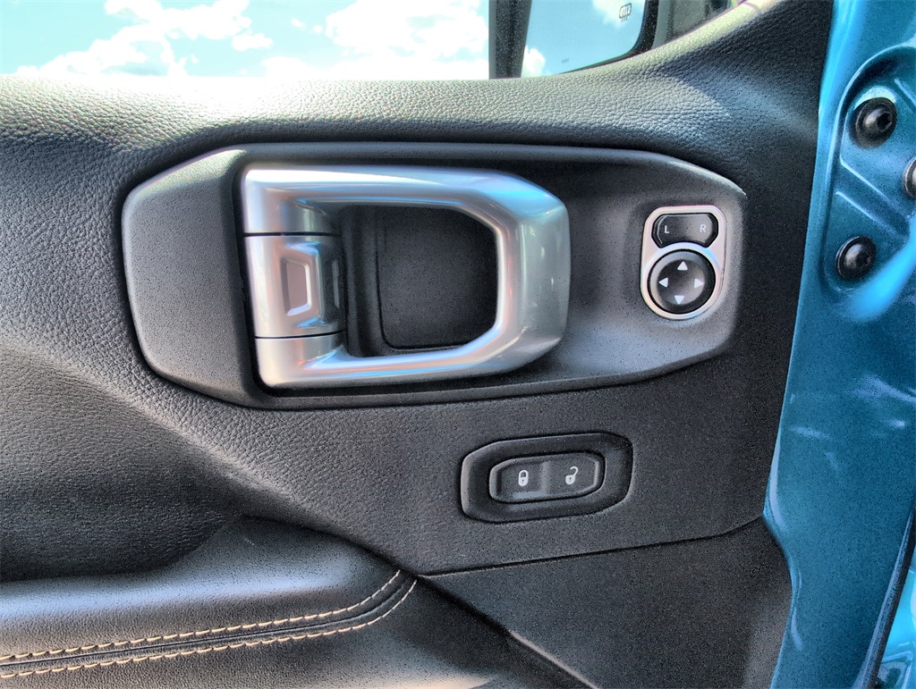 2024 Jeep Wrangler Sahara photo 11