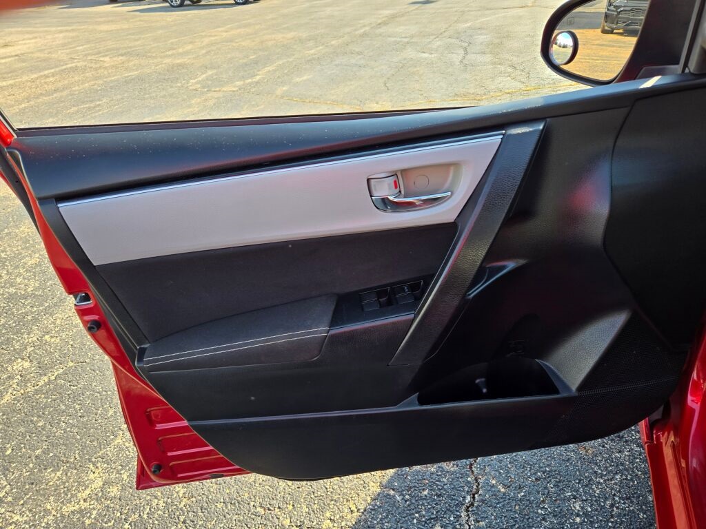 2019 Toyota Corolla LE photo 17