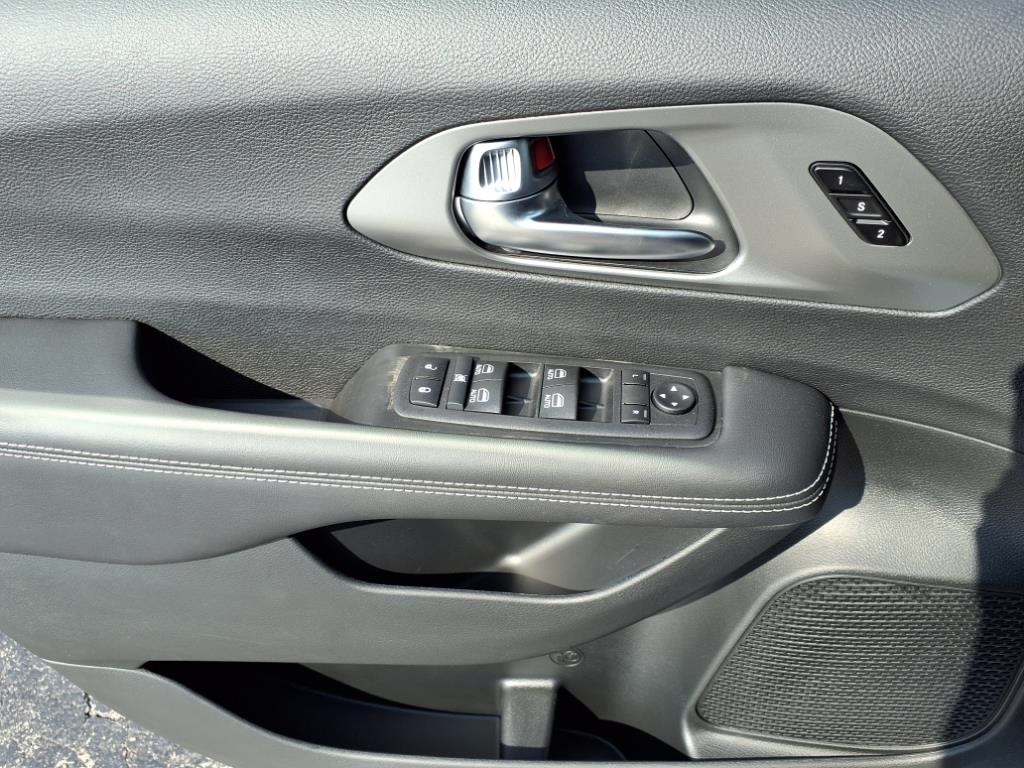2026 Chrysler Pacifica photo 6