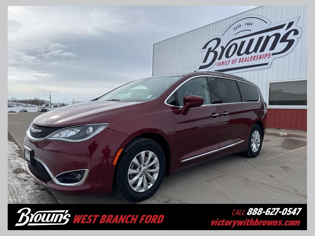 2018 Chrysler Pacifica Touring L's photo