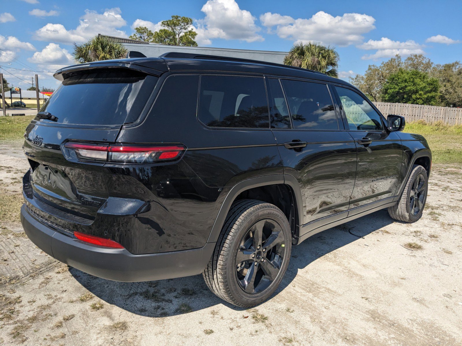 2025 Jeep Grand Cherokee Limited photo 2