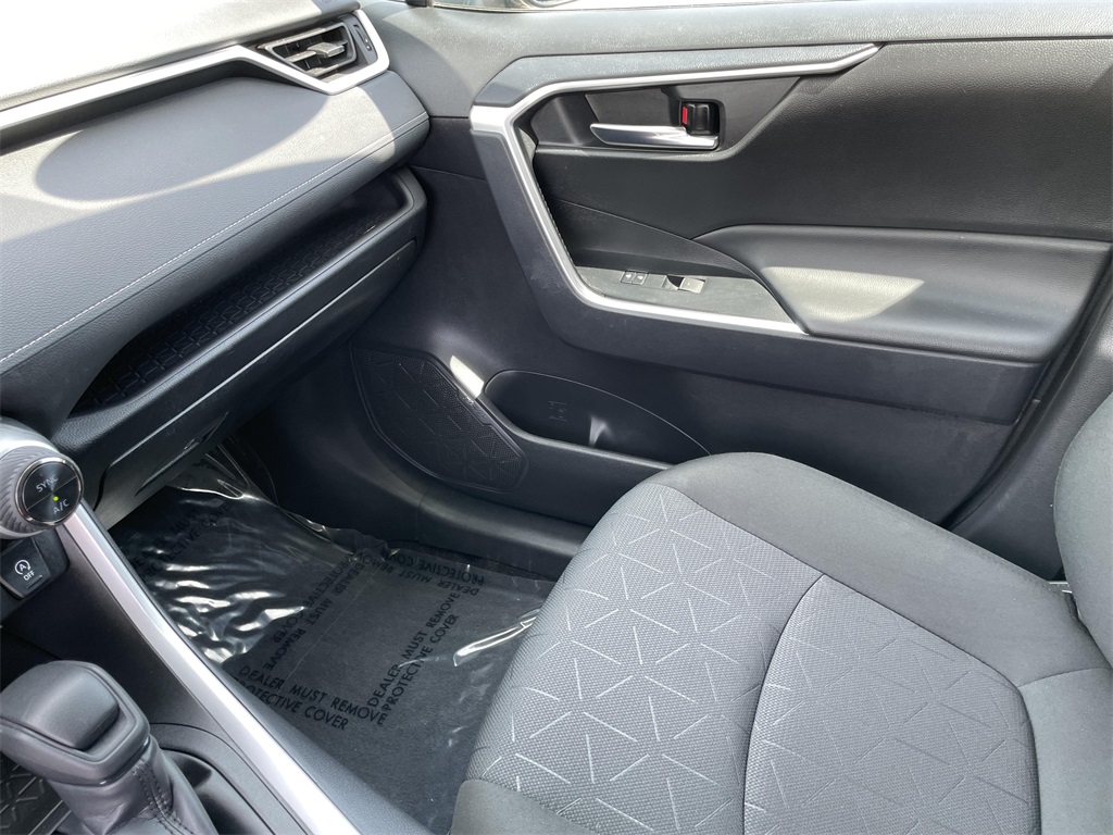 2024 Toyota RAV4 XLE photo 21