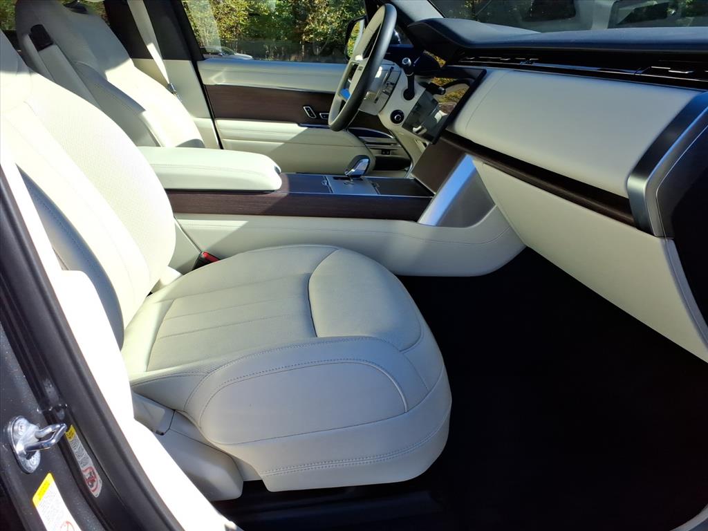 2025 Land Rover Range Rover SE photo 3