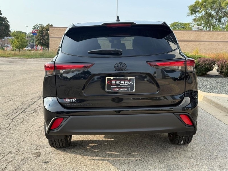 2024 Toyota Highlander LE photo 4