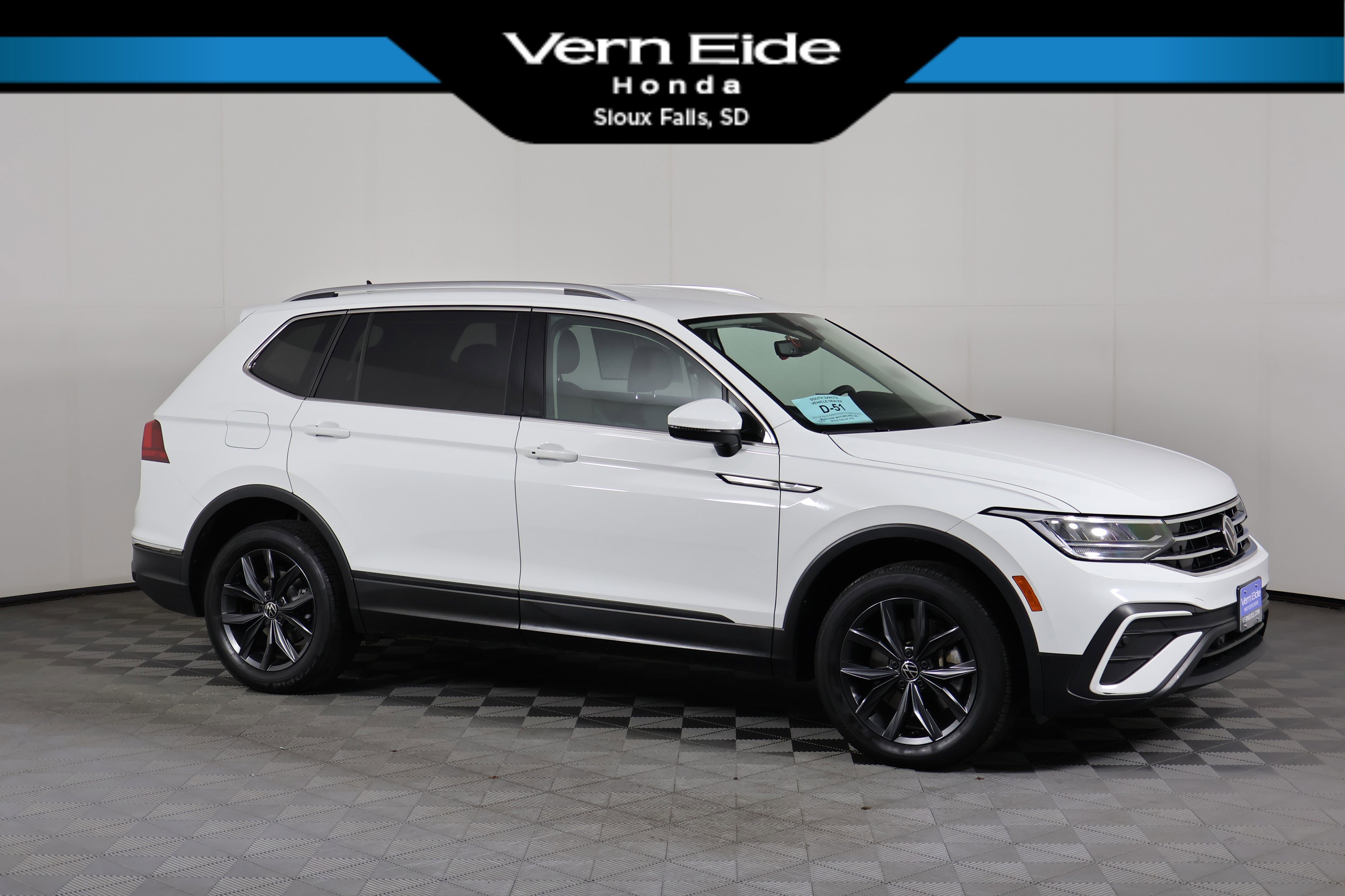 2022 Volkswagen Tiguan SE's photo