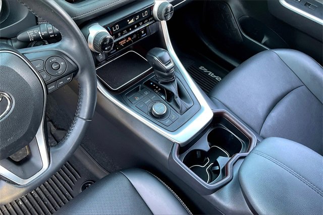 2020 Toyota RAV4 Limited photo 14