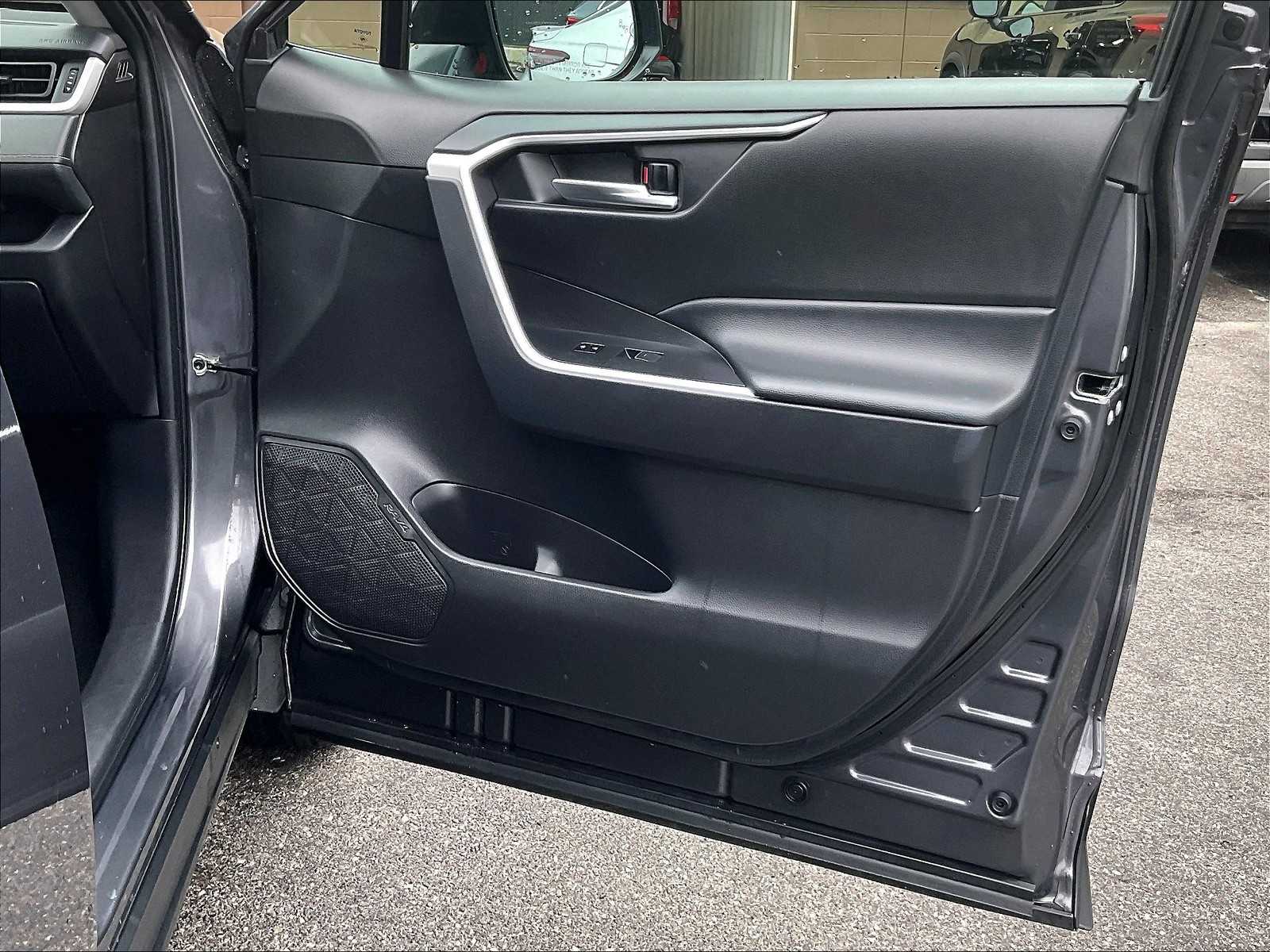 2024 Toyota RAV4 XLE photo 12