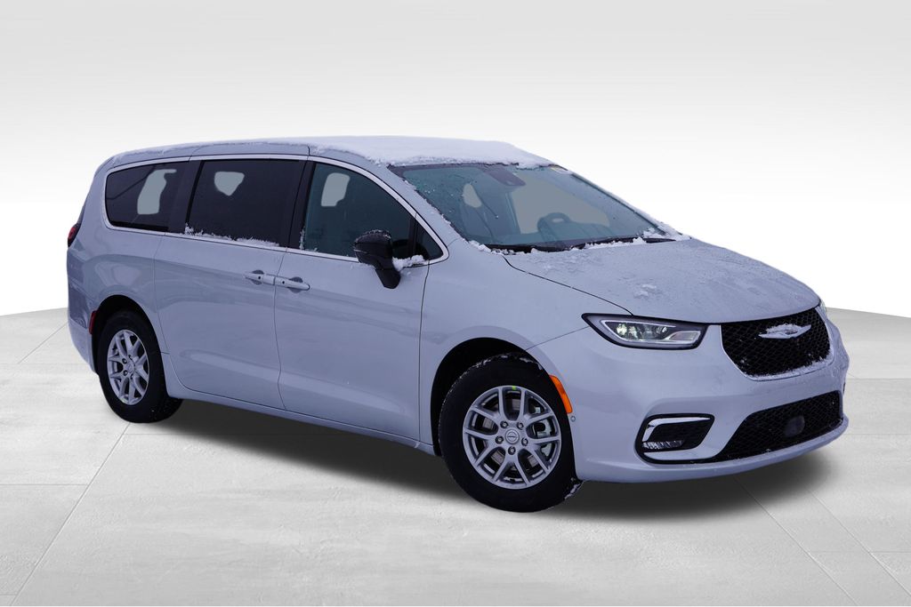 2026 Chrysler Pacifica Select's photo