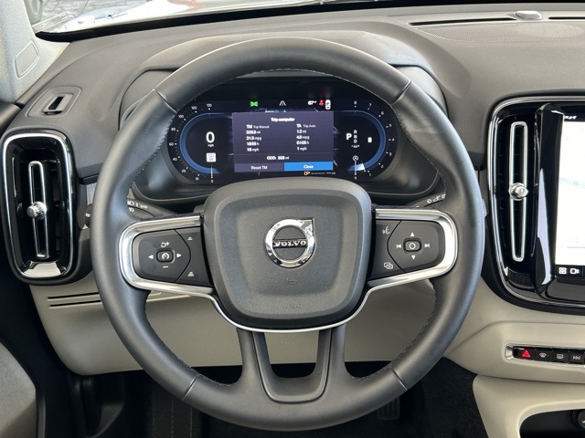2025 Volvo XC40 Plus photo 12
