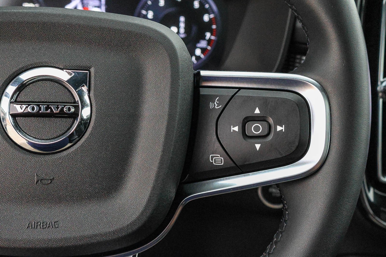 2022 Volvo XC40 R-Design photo 23