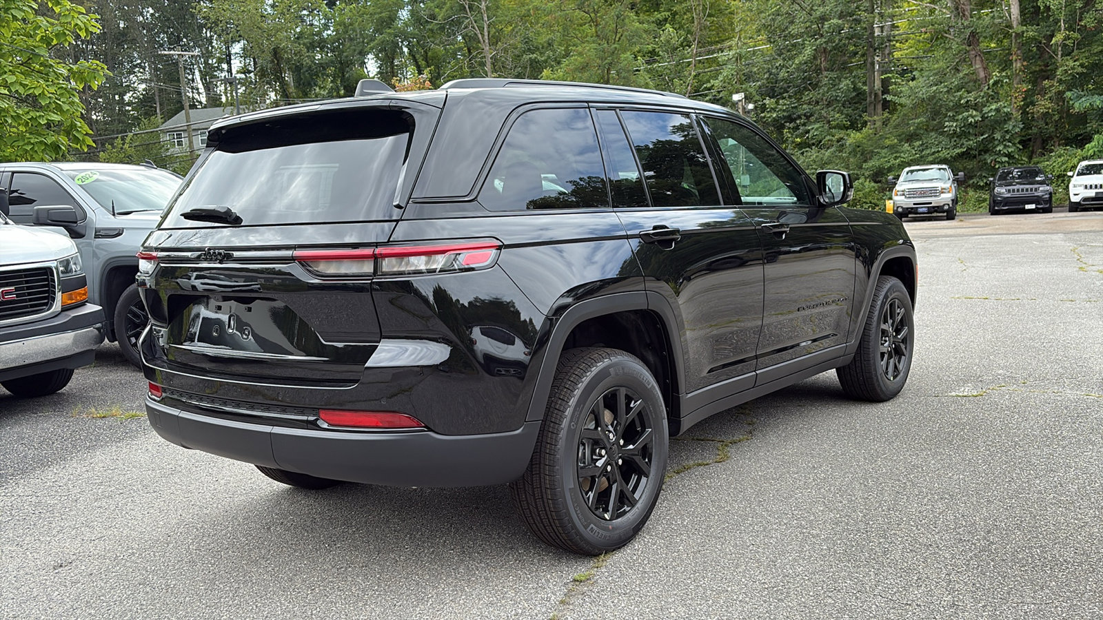 2025 Jeep Grand Cherokee Laredo Altitude X photo 2