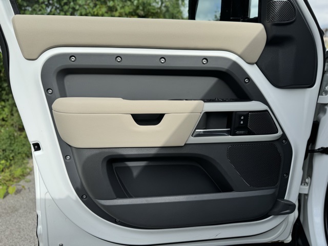 2023 Land Rover Defender 110 X-Dynamic SE photo 11