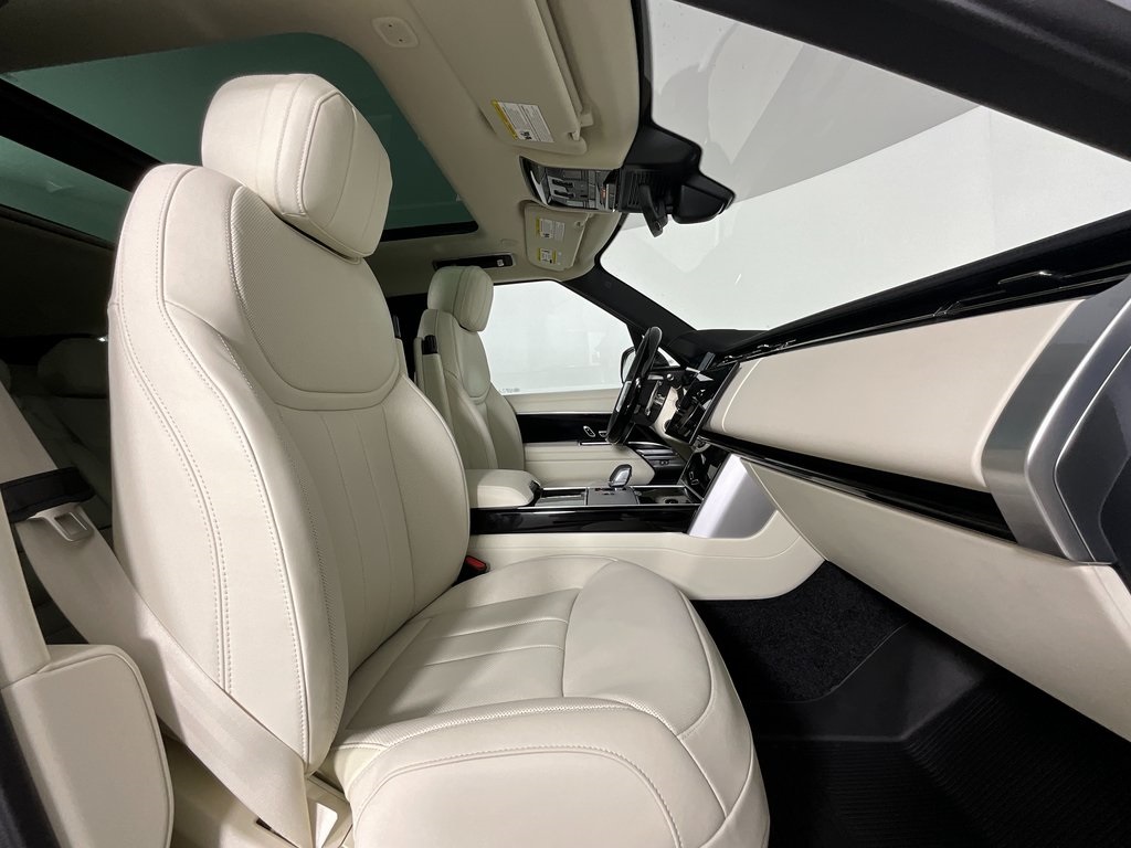 2025 Land Rover Range Rover SE photo 2