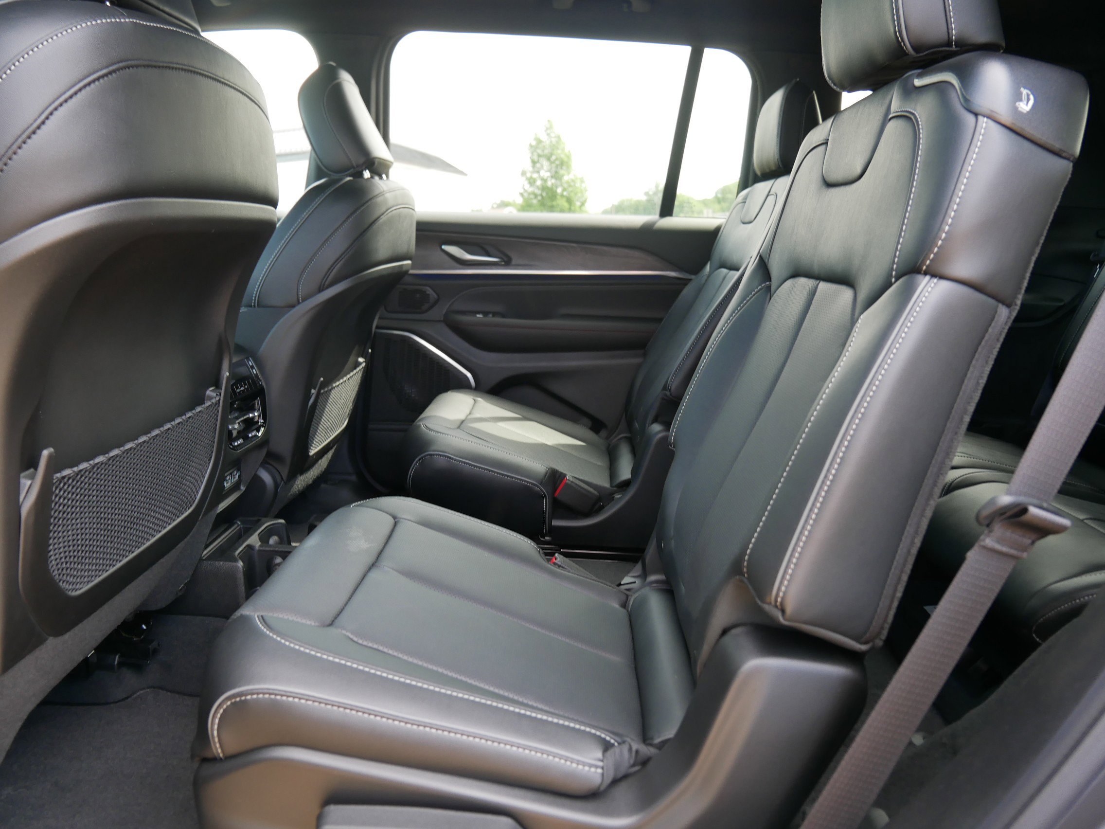 2025 Jeep Grand Cherokee Overland photo 7