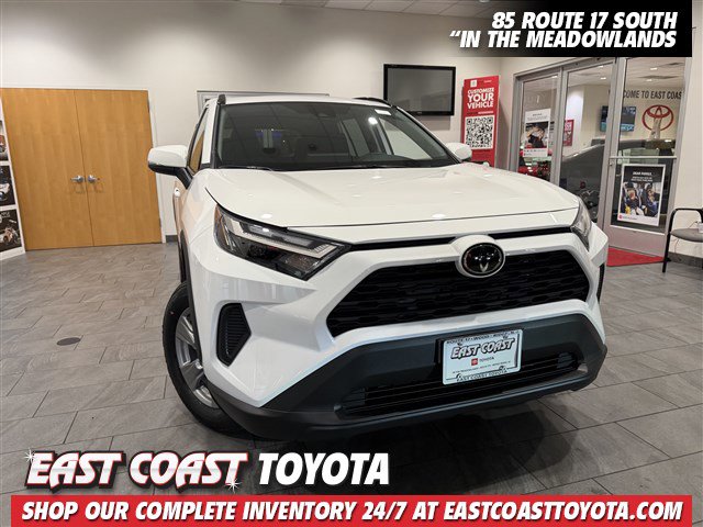 2025 Toyota RAV4 XLE's photo