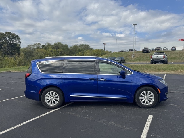 Used 2018 Chrysler Pacifica Touring L with VIN 2C4RC1BG3JR293088 for sale in Dry Ridge, KY