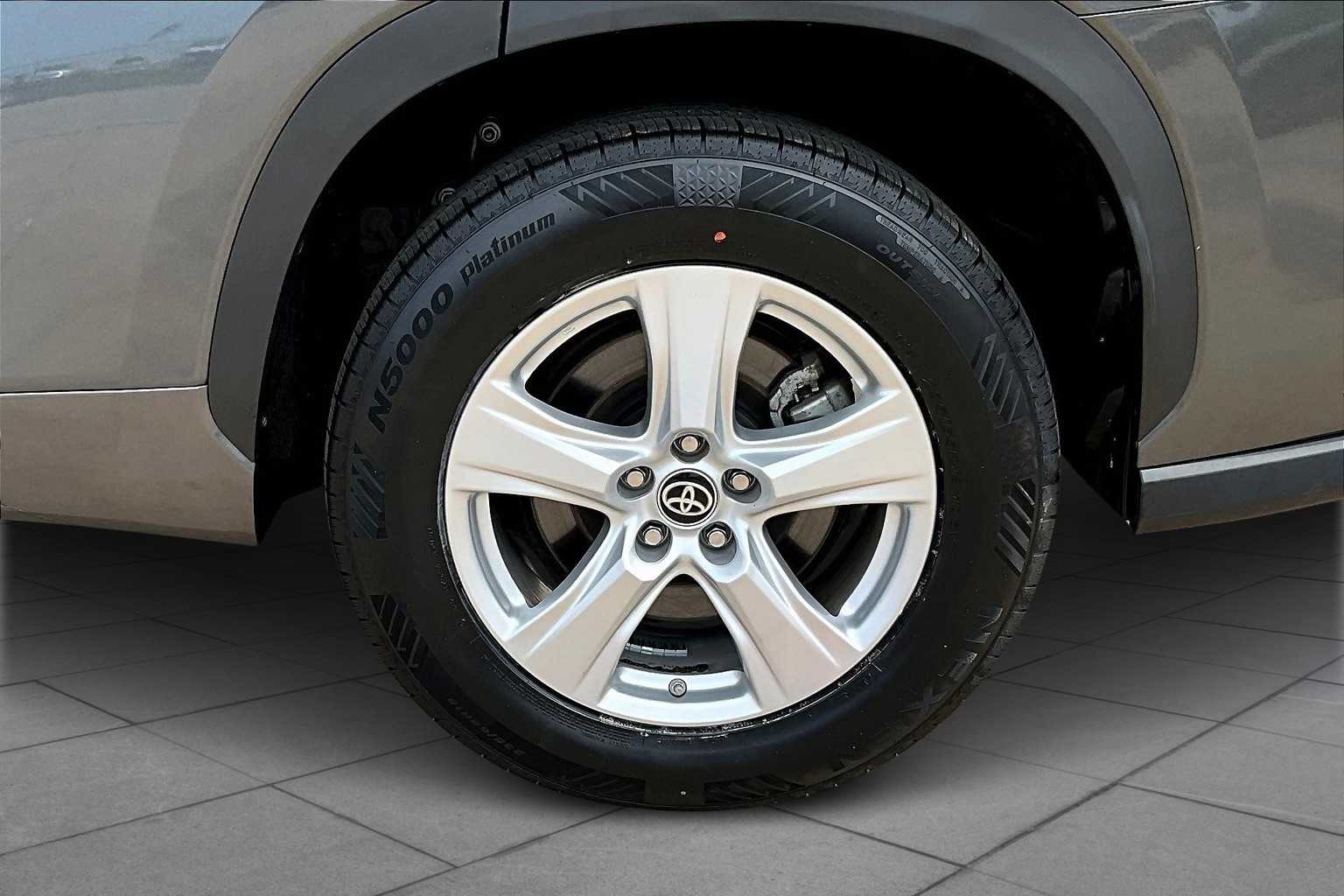 2023 Toyota Highlander L photo 27