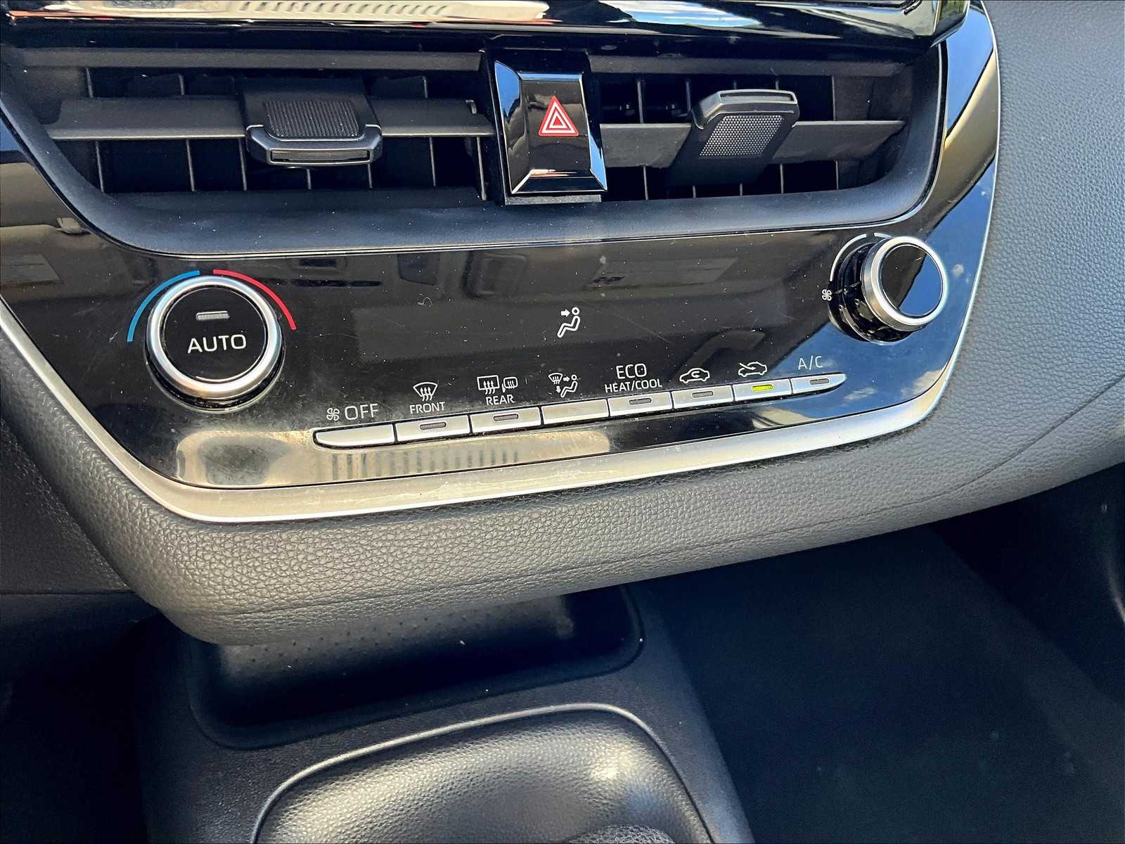 2021 Toyota Corolla LE photo 25
