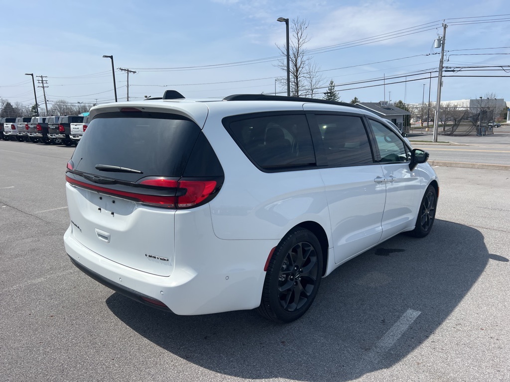 2024 Chrysler Pacifica Limited photo 3